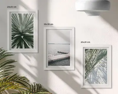Bilderwand mit Palmenblättern und einer Holzbrücke