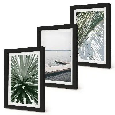Bilderwand mit Palmenblättern und einer Holzbrücke