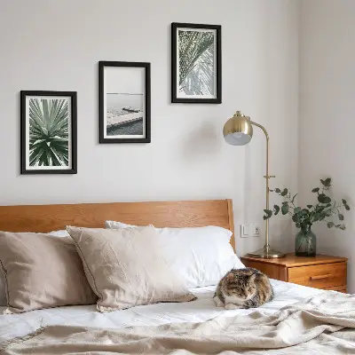 Bilderwand mit Palmenblättern und einer Holzbrücke