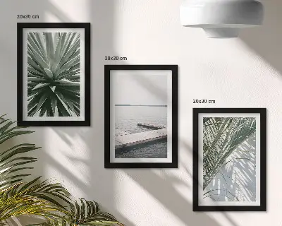 Bilderwand mit Palmenblättern und einer Holzbrücke