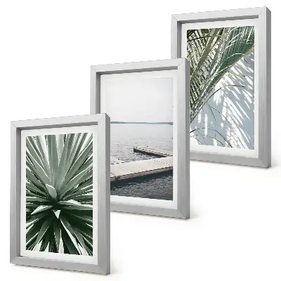 Bilderwand mit Palmenblättern und einer Holzbrücke