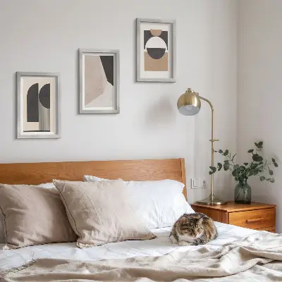 Bilderwand mit abstrakten Formen in Beige- und Brauntönen