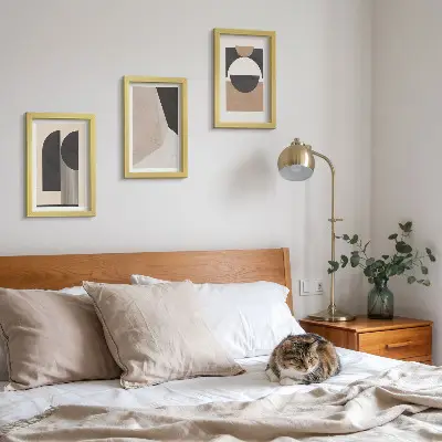 Bilderwand mit abstrakten Formen in Beige- und Brauntönen