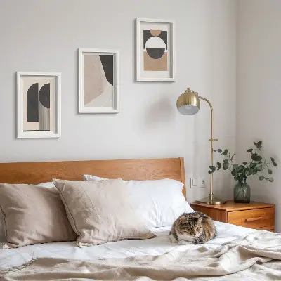 Bilderwand mit abstrakten Formen in Beige- und Brauntönen