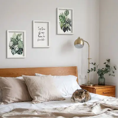 Bilderwand mit Motiv von grünen Tropenblättern und dekorativem Schriftzug