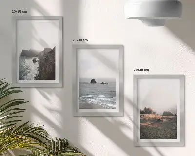 Bilderwand mit Berg- und Meereslandschaften, Wolken und Wäldern
