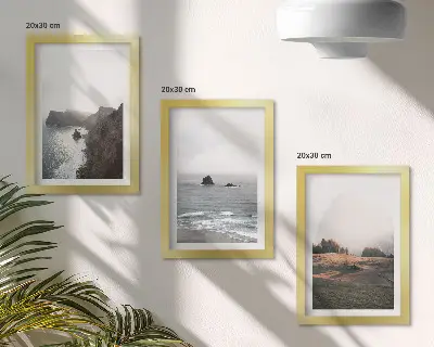 Bilderwand mit Berg- und Meereslandschaften, Wolken und Wäldern