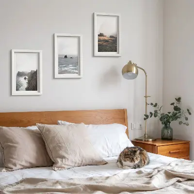Bilderwand mit Berg- und Meereslandschaften, Wolken und Wäldern