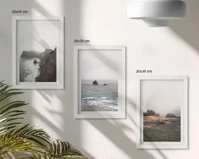 Bilderwand mit Berg- und Meereslandschaften, Wolken und Wäldern