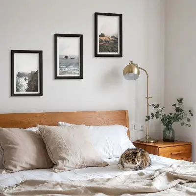 Bilderwand mit Berg- und Meereslandschaften, Wolken und Wäldern