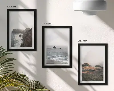 Bilderwand mit Berg- und Meereslandschaften, Wolken und Wäldern