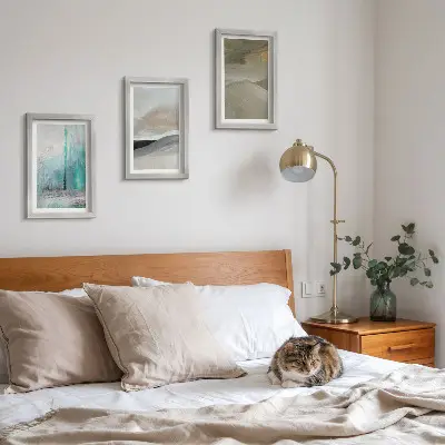 Bilderwand mit gemalten abstrakten minimalistischen Dekorationen