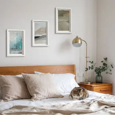 Bilderwand mit gemalten abstrakten minimalistischen Dekorationen