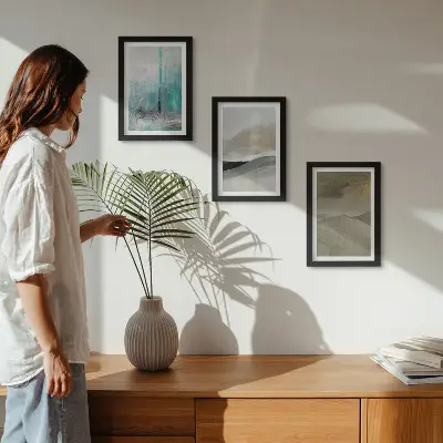 Bilderwand mit gemalten abstrakten minimalistischen Dekorationen