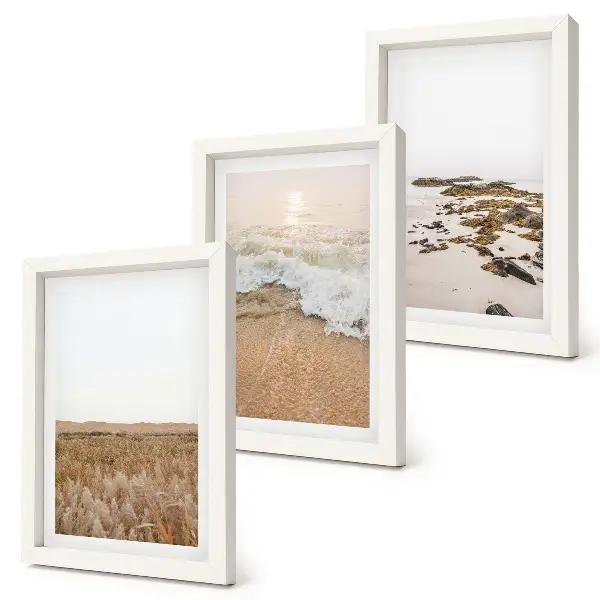 Bilderwand mit Strand, Wellen und Kieselsteinen im Sommer