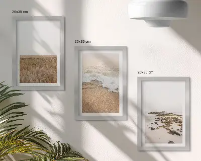 Bilderwand mit Strand, Wellen und Kieselsteinen im Sommer