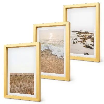 Bilderwand mit Strand, Wellen und Kieselsteinen im Sommer
