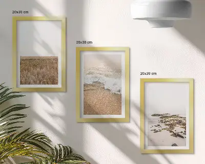 Bilderwand mit Strand, Wellen und Kieselsteinen im Sommer
