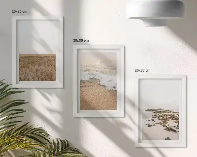 Bilderwand mit Strand, Wellen und Kieselsteinen im Sommer