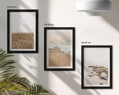 Bilderwand mit Strand, Wellen und Kieselsteinen im Sommer