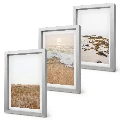 Bilderwand mit Strand, Wellen und Kieselsteinen im Sommer