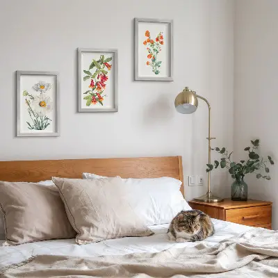 Bilderwand mit Blumenkompositionen im Retro-Vintage-Stil