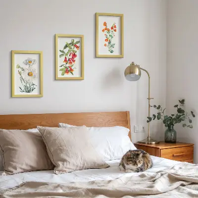 Bilderwand mit Blumenkompositionen im Retro-Vintage-Stil
