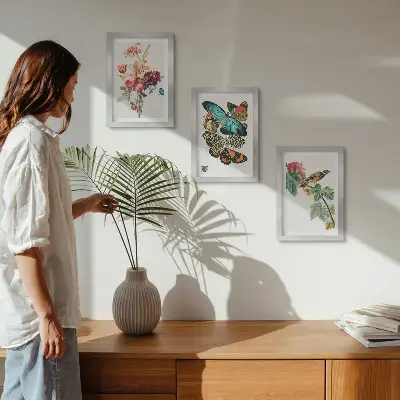 Bilderset mit Rahmen mit Motiven von Blumen, Schmetterlingen und einem Vogel in Pastelltönen