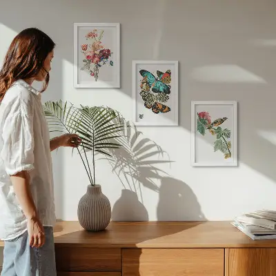Bilderset mit Rahmen mit Motiven von Blumen, Schmetterlingen und einem Vogel in Pastelltönen
