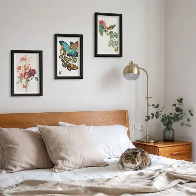Bilderset mit Rahmen mit Motiven von Blumen, Schmetterlingen und einem Vogel in Pastelltönen