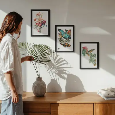 Bilderset mit Rahmen mit Motiven von Blumen, Schmetterlingen und einem Vogel in Pastelltönen