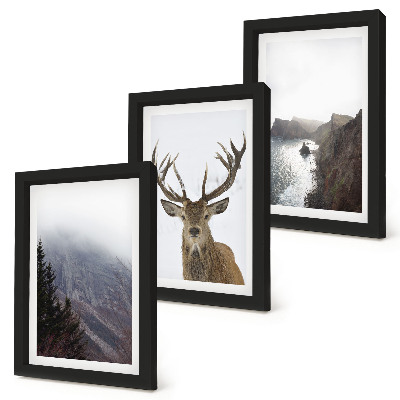Fotowand Berglandschaft mit Nebel, Wasser und Hirschen