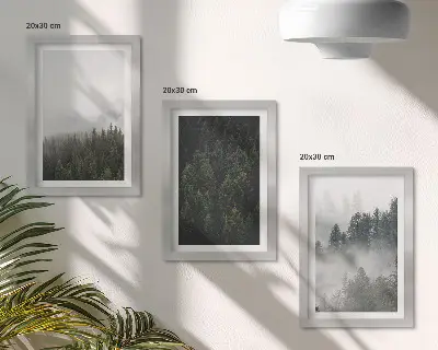 Bilderwand mit grünen Wäldern in einer nebligen Naturlandschaft