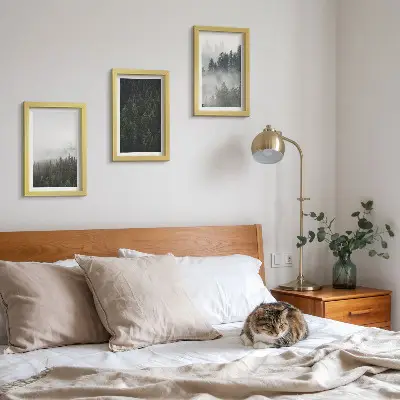 Bilderwand mit grünen Wäldern in einer nebligen Naturlandschaft