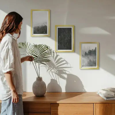 Bilderwand mit grünen Wäldern in einer nebligen Naturlandschaft