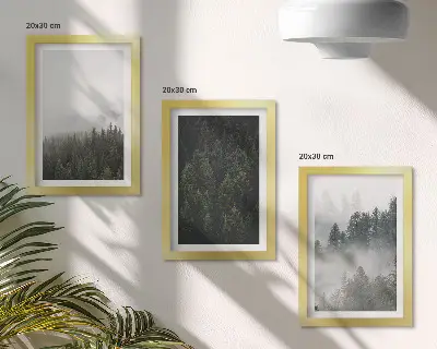Bilderwand mit grünen Wäldern in einer nebligen Naturlandschaft