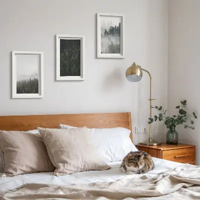 Bilderwand mit grünen Wäldern in einer nebligen Naturlandschaft