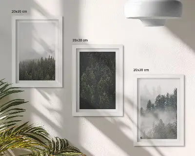 Bilderwand mit grünen Wäldern in einer nebligen Naturlandschaft