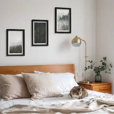 Bilderwand mit grünen Wäldern in einer nebligen Naturlandschaft