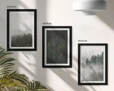 Bilderwand mit grünen Wäldern in einer nebligen Naturlandschaft