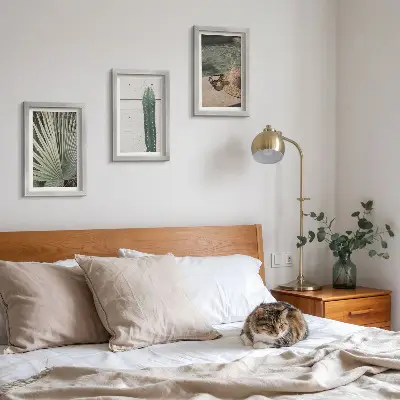 Bilderwand mit tropischen Pflanzen und Urlaubsaccessoires für die Küste