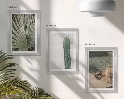 Bilderwand mit tropischen Pflanzen und Urlaubsaccessoires für die Küste
