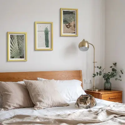 Bilderwand mit tropischen Pflanzen und Urlaubsaccessoires für die Küste
