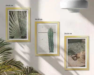 Bilderwand mit tropischen Pflanzen und Urlaubsaccessoires für die Küste
