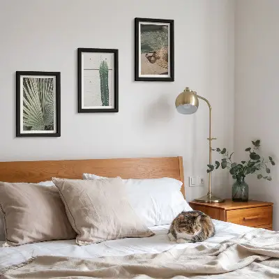 Bilderwand mit tropischen Pflanzen und Urlaubsaccessoires für die Küste