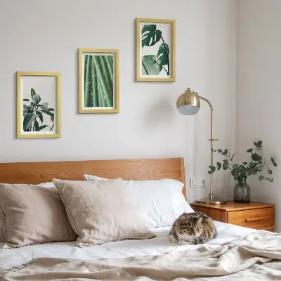 Fotowand mit Bambusstängeln Zimmerpflanze und Monstera-Blättern