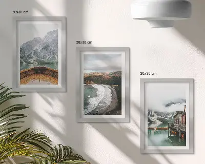 Bilderset mit Rahmen Blick auf die Berge über dem See mit Boot und Strandlandschaft