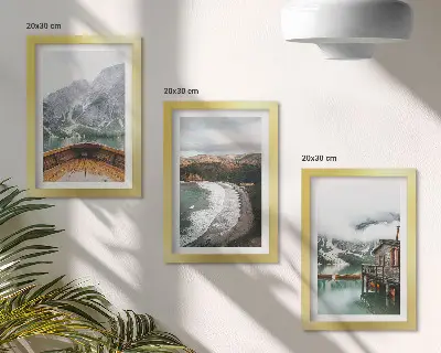 Bilderset mit Rahmen Blick auf die Berge über dem See mit Boot und Strandlandschaft