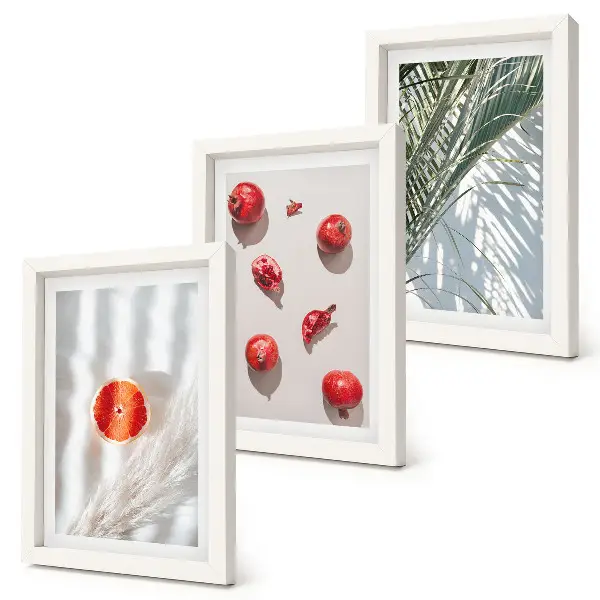 Fotowand mit tropischen Früchten und Palmenblättern im Urlaubsdesign
