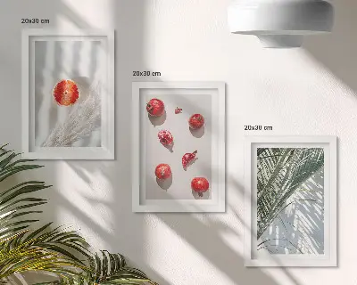 Fotowand mit tropischen Früchten und Palmenblättern im Urlaubsdesign